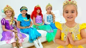 Девочки превращаются в принцесс с помощью волшебных корон из торгового автомата.