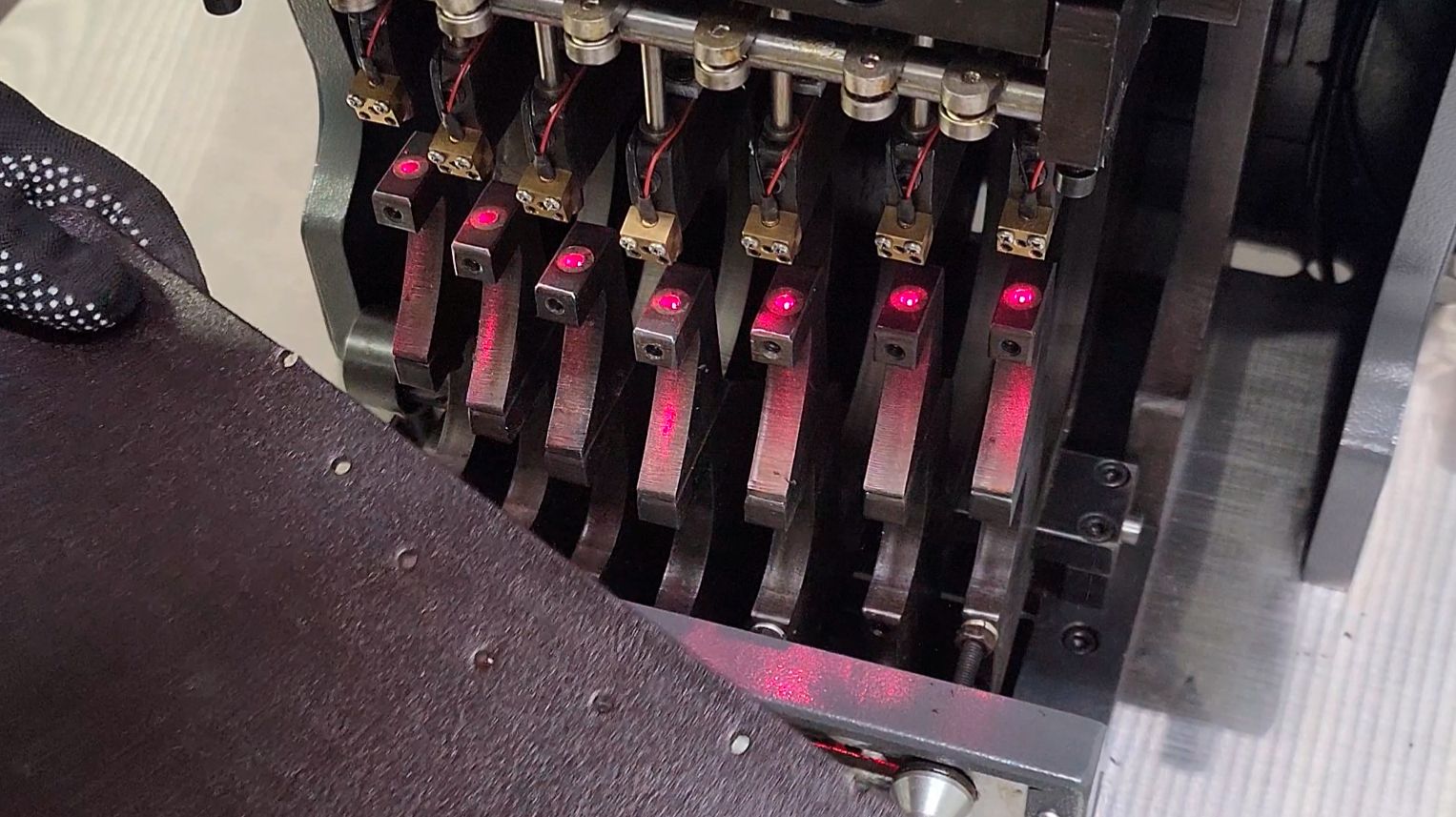 Машина для пробивания отверстий в ремнях