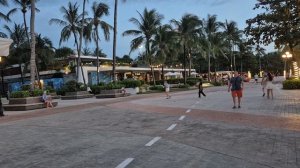 Вечерний релакс на острове фукуок в районе марина.