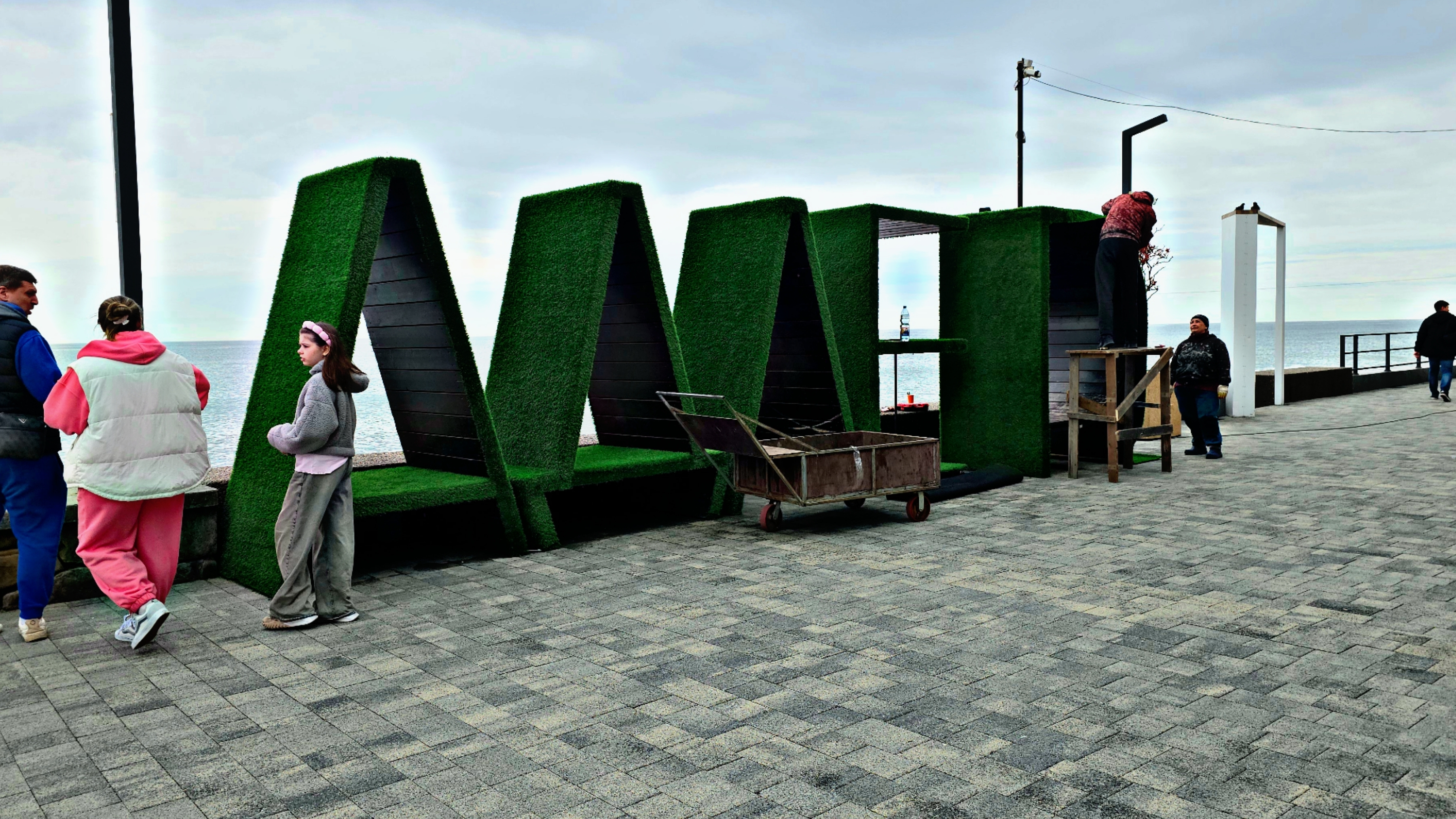 ✅️🌴1 АПРЕЛЯ В АДЛЕРЕ: +14°, ПАСМУРНО, НО ТЕПЛО. НАЬЕРЕЖНАЯ АДЛЕРА В МЕЖСЕЗОНЬЕ. ЛУЧШИЕ МЕСТА. АДЛЕР