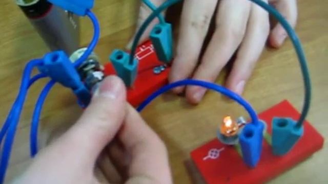 ФИЗИКА Лампочка то светит, то гаснет.