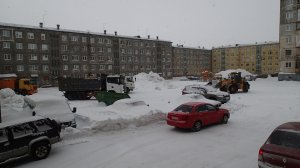 2026.04.01. Норильск. Уборка снега во дворах в разгаре. 3-я декада марта в описании.