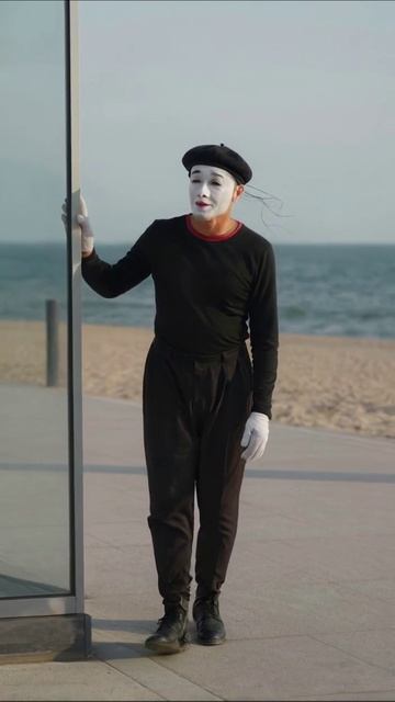 Мим на берегу: искусство без слов #мим #искусство #глубина