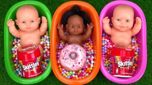 Мультики для малышей про кукол пупсиков в ванночках с цветными конфетами. Мультики для детей