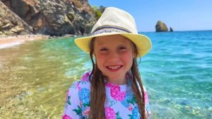 Настя учится заботится о своем щенке