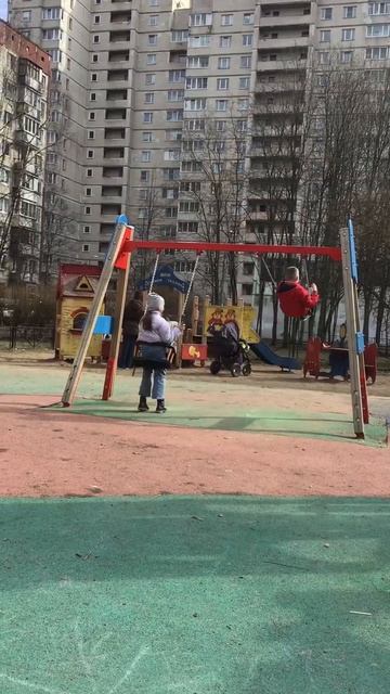 Санкт-Петербург. 31.03.2026. Проспект Энгельса. Детская площадка. Эпизод 2
