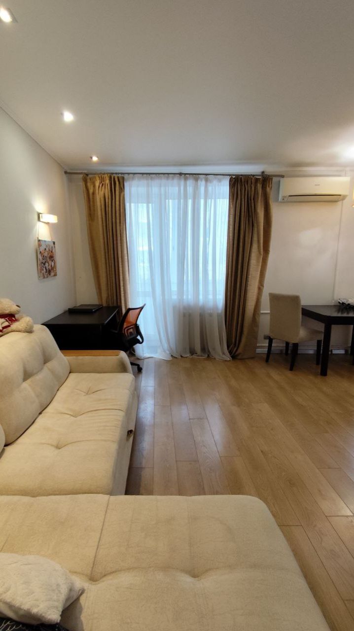 КОМАРОВА 7Б