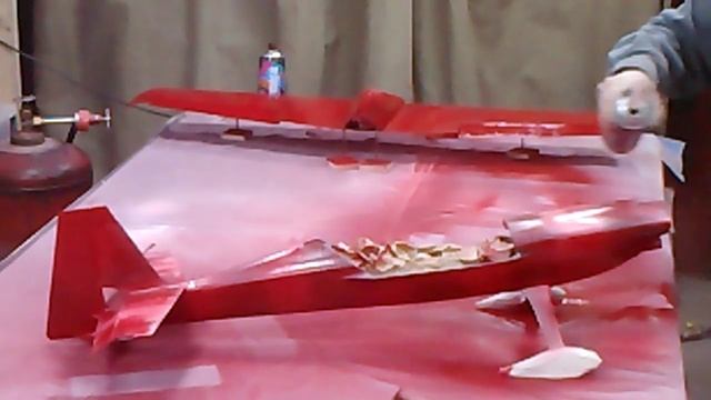 №15-  Покраска фюзеляжа  Zivko Edge сверху  красным цветом.