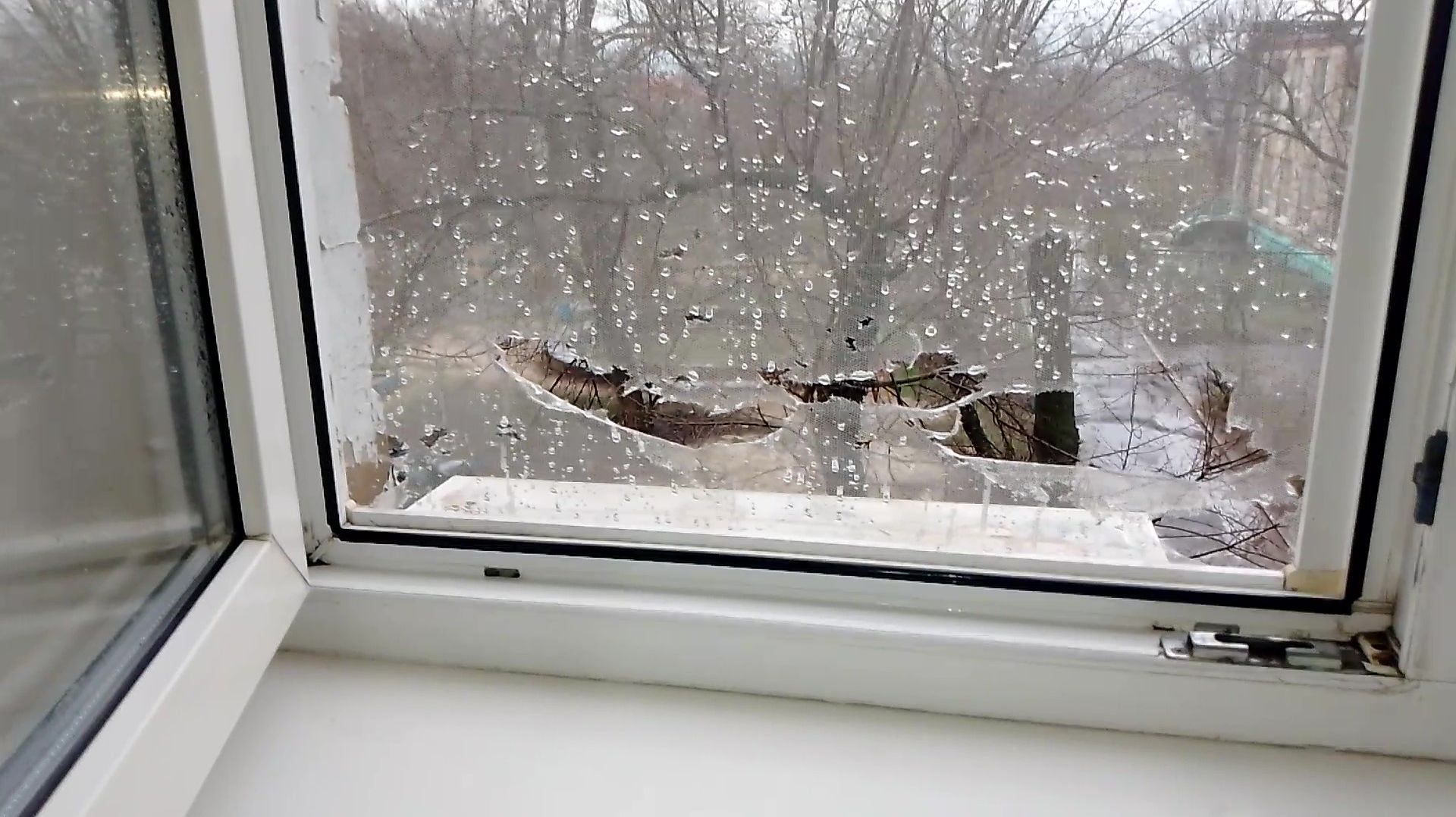 Замена москитной сетки на рамке окна