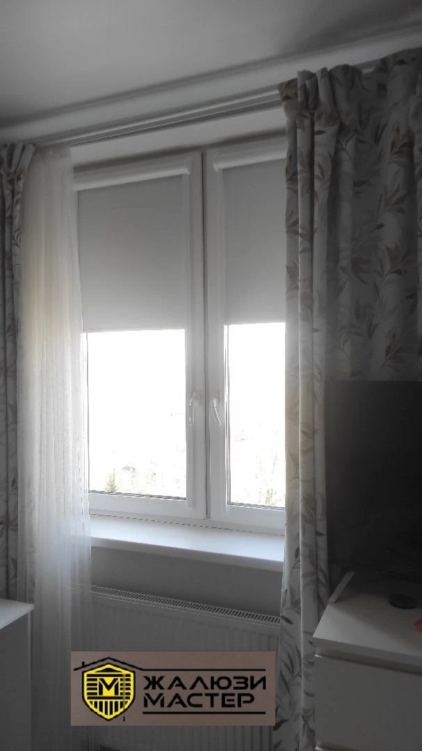 Минималистичный дизайн штор UNI 2 подчеркнет красоту вашего окна, не перегружая пространство.