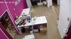 "Стоять, тварь!" 

В Подмосковье смелая сотрудница ПВЗ вцепилась в вора, пытавшегося украть коробку