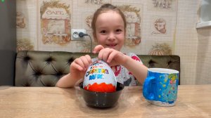 Арина открывает большое киндер-яйцо и собирает огромную игрушку