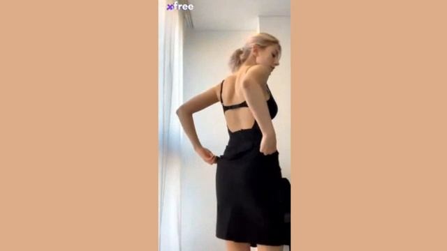 Блондинка снимает юбку