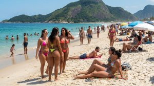 Красивые женщины в мини бикини