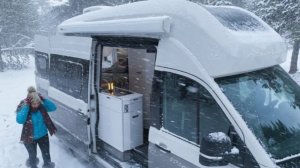 Кемпинг в снежном лесу на автокемпере. Прозрачный тент и приготовление пищи.