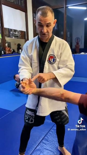 Освобождение от захвата за куртку