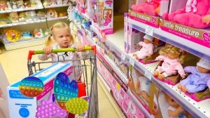 СОФУНЬЯ ШАЛУНЬЯ - СОФИЯ В ПОИСКАХ ИГРУШЕК. МАМА ПРОТИВ ПАПЫ.