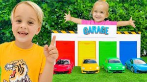 Крис и Алиса играют с разноцветными горками и машинками