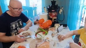 В ОГОРОДЕ МУЖ  РАБОТАЕТ.