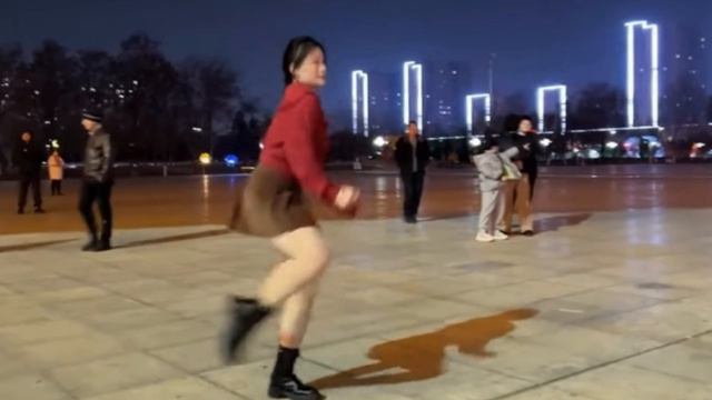 Вечер Площадь Танцует  Цин Цин (1)