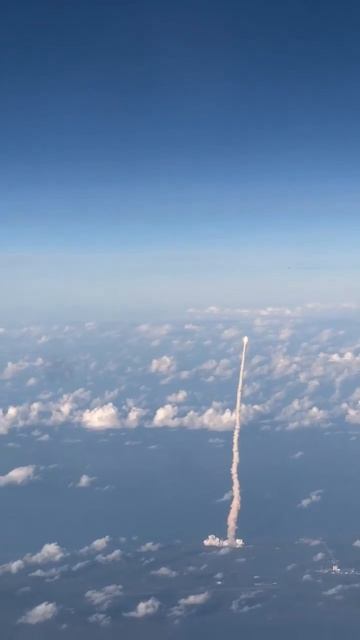 Пассажирский самолет запечатлел момент запуска космического корабля Artemis II