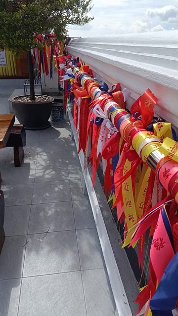 Я поднялся по тропинке — и нашёл Будду… и мусор желаний