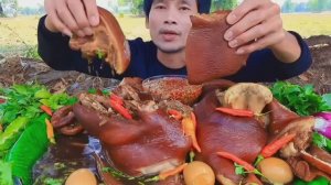 #МУКБАНГ🐷Варёная свиная голова с соусом из морепродуктов и острыми овощами!🥬АСМР ЕДА НА КАМЕРУ