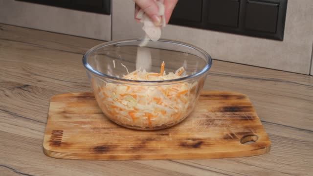 Соленая капуста домашняя быстро рецепт вкусной хрустящей сочной красивой капусты без уксуса