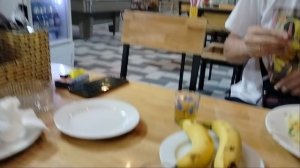 На ужине в ресторане!Угостили чаем и бананами!