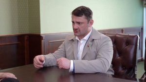 Ноа Кригер в офисе Уполномоченного.