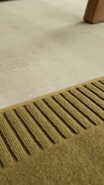 Коврики для ванной с фактурным бортиком из коллекции Essential бренда Tkano