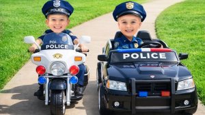 Полицейские на тротуаре с Майком и Алексом — Мальчик, который постоянно мусорит