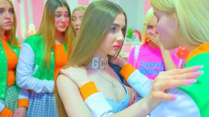 БЕШЕНАЯ БОРЬБА ЗА ПОПУЛЯРНОСТЬ В ШКОЛЕ ЧЕРЛИДЕРШ!!ДИАНА НЕ СОБИРАЕТСЯ ТЕРЯТЬ ПОПУЛЯРНОСТЬ БУНТАРОК!