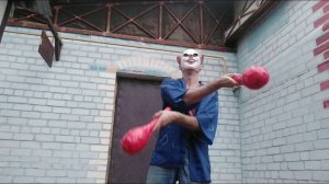 Жонглирование булавами в маске Пеннивайза