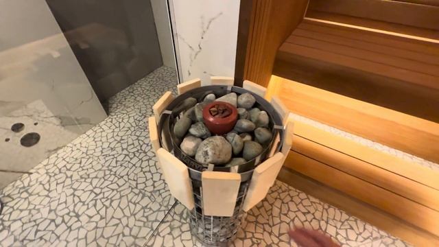 Сауна со стеклянным фасадом 🔥 Harvia Cilindro и кедровый потолок