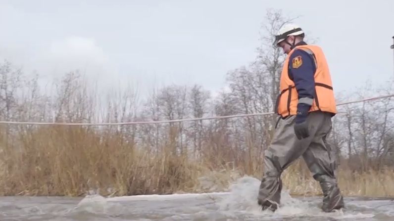 В Переславском округе Ярославской области вода затопила мост через реку Кубрь смотреть онлайн