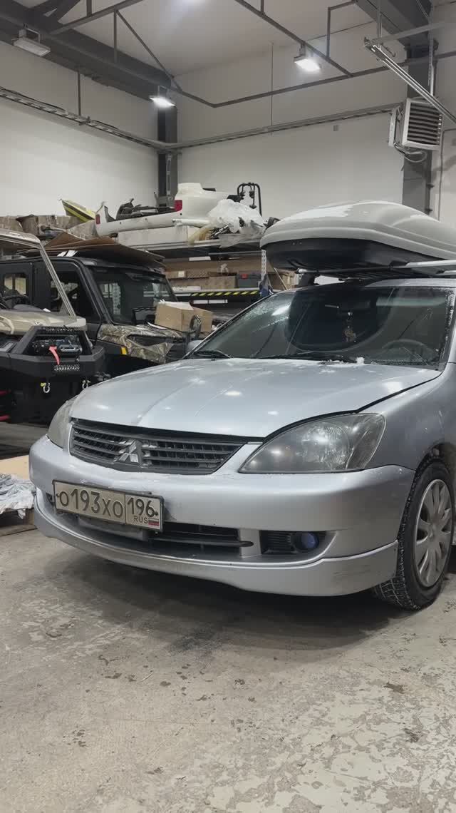 Ставим упоры капота PNEUMATIC на Mitsubishi Lancer 9