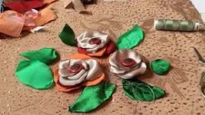 Цветы из шелковых и атласных обрезков. DIY Textile flowers made from leftover fabric.