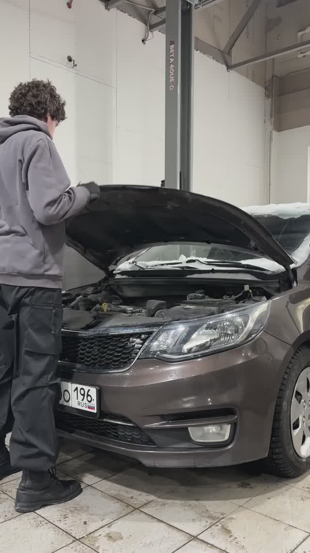 Ставим упоры капота PNEUMATIC на Kia Rio 3 поколение