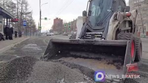 К очистке проезжей части улиц приступила Дорожная служба Братска