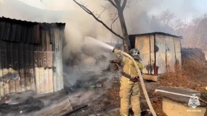 Мощный пожар уничтожил кафе и транспортную компанию во Владивостоке