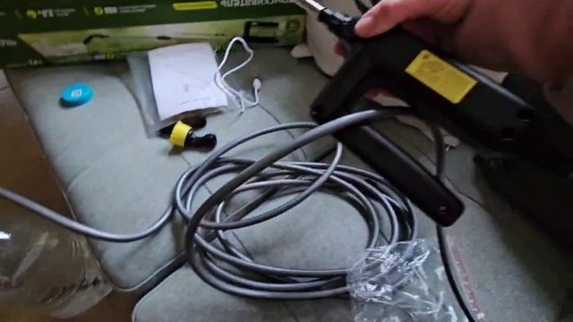 тестирую опрыскиватель из Чижика аккумуляторный  Клёпа и Енотик помогают 