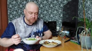 Мукбанг. Жареная картошка с грибами, котлетами и салатом. Еда на камеру.