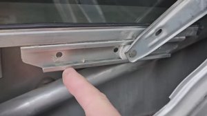 Toyota Avensis со стекла соскочила планка стеклоподъёмника