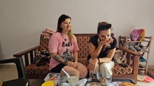 Катя вернулась из путешествия с тремя индийцами. Приготовила суп и блины и позвала девочек в гости.