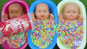 Мультики для детей и малышей .яркий мультик про кукол. Куклы лежат в ванночках с конфетами .