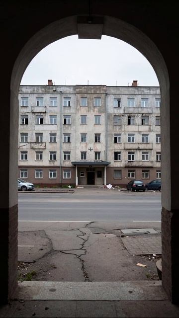 Сквозь стекло — печаль заброшенных мест #одиночество #разрушение #потеря