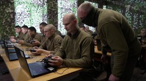 Опытные инструкторы на полигонах помогают освоить профессию оператора БПЛА.