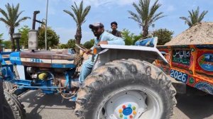 Трактор, гружёный навозом, ехал - ехал и не доехал. Пакистан