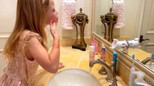 Настя и Стейси устроили мейк ап